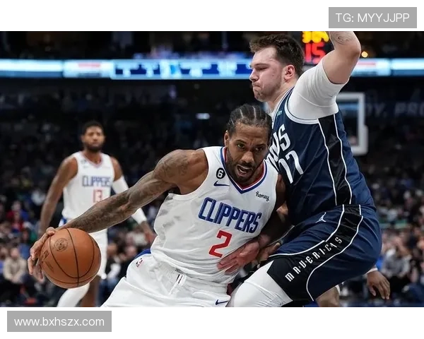 莱昂纳德疑似提前收工下半场未首发巴图姆顶替登场引发关注 莱昂纳德疑似提前收工下半场未首发巴图姆顶替登场引发关注